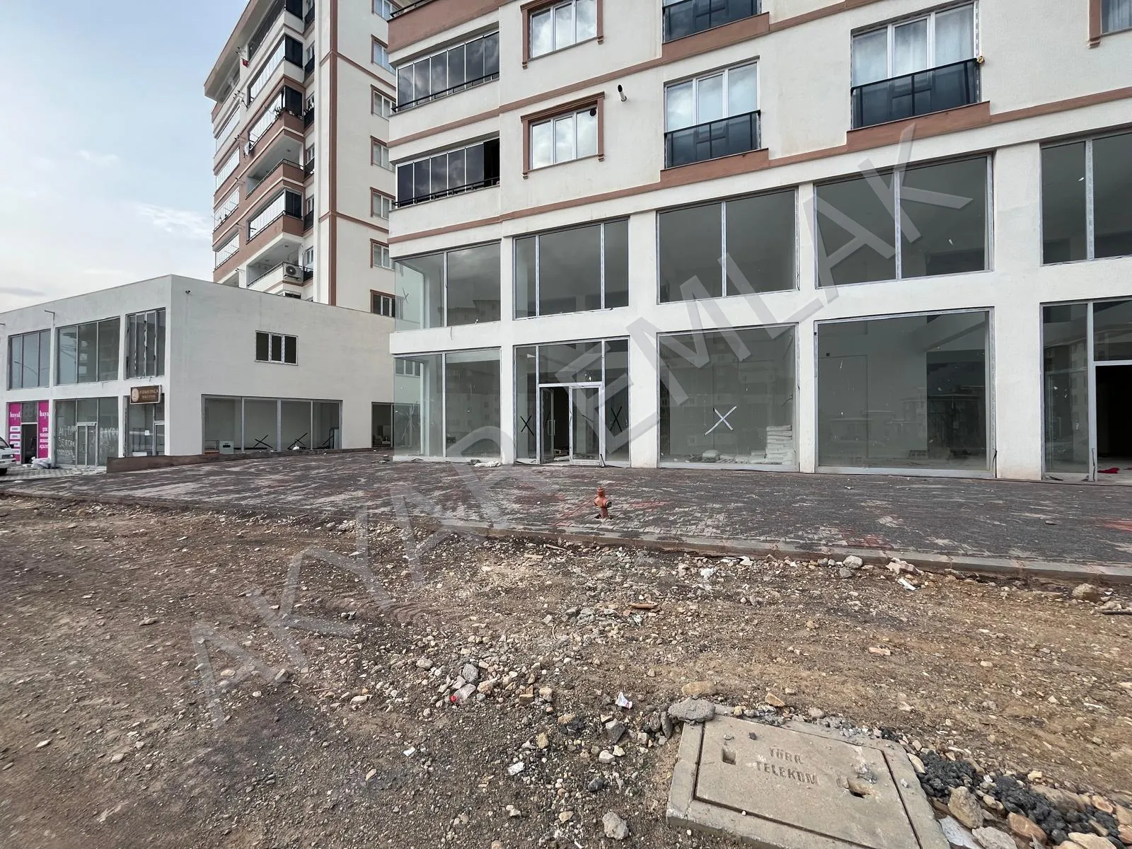 AKYAR EMLAK'DAN SATILIK KUZEY ÇEVRE YOLU BULVAR CEPHELİ DÜKKAN — 18