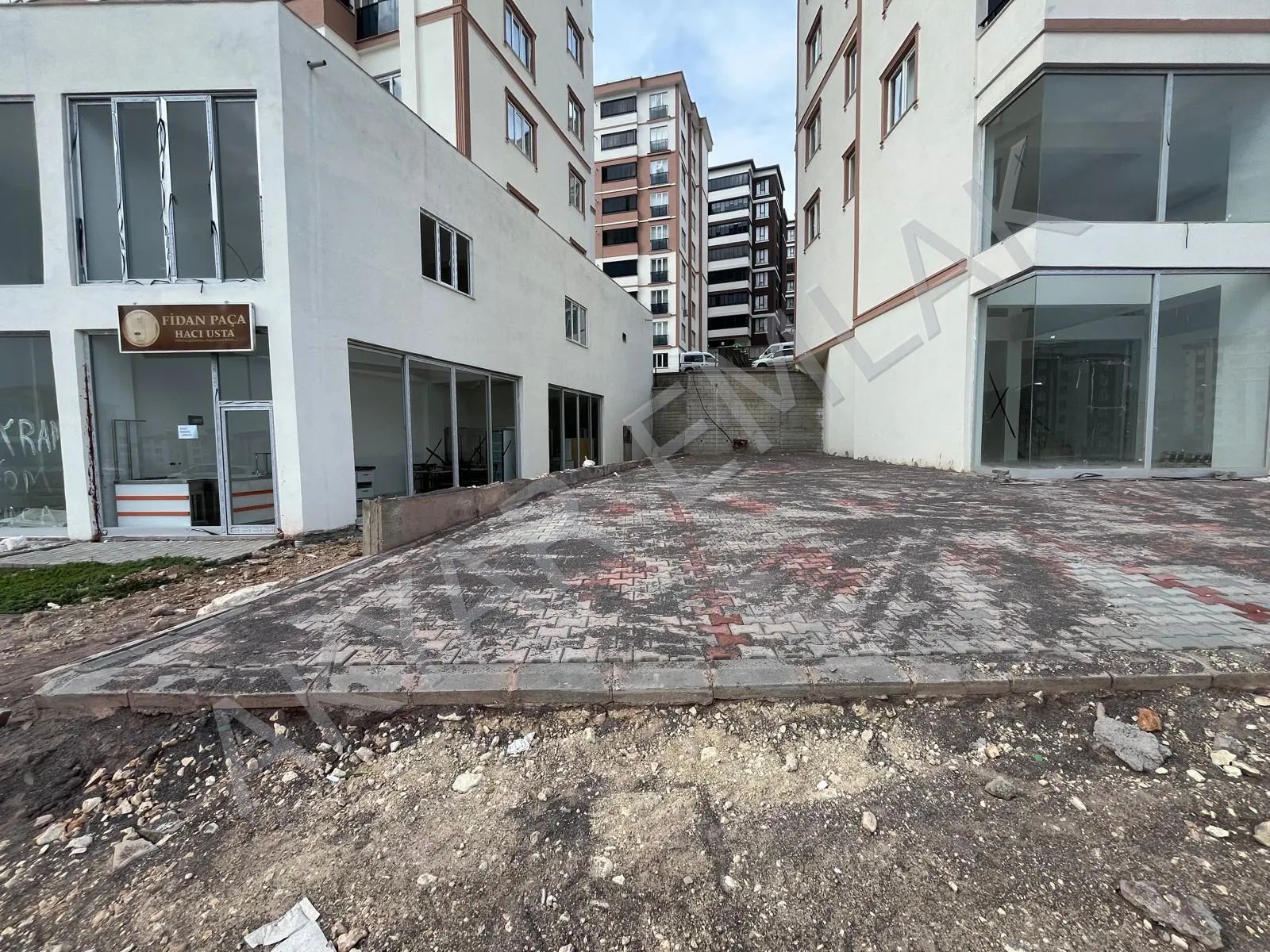 AKYAR EMLAK'DAN SATILIK KUZEY ÇEVRE YOLU BULVAR CEPHELİ DÜKKAN — 26