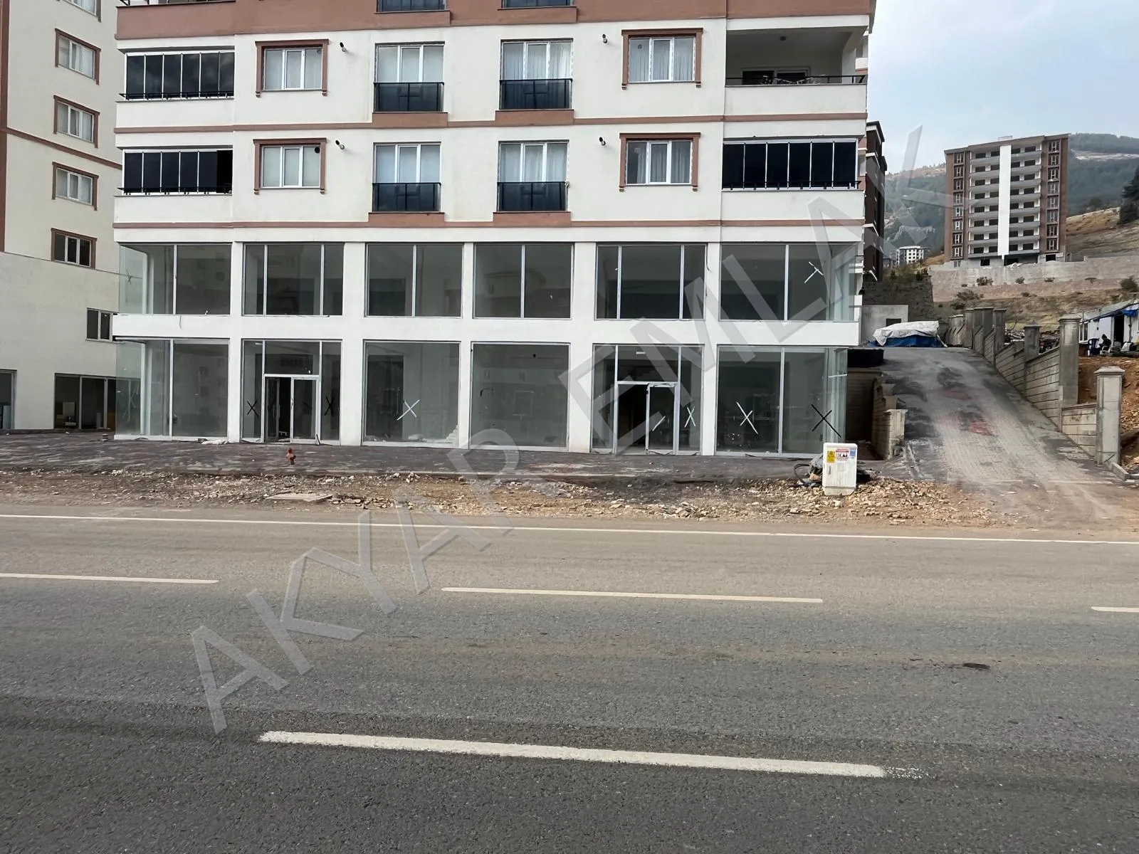 AKYAR EMLAK'DAN SATILIK KUZEY ÇEVRE YOLU BULVAR CEPHELİ DÜKKAN — 25