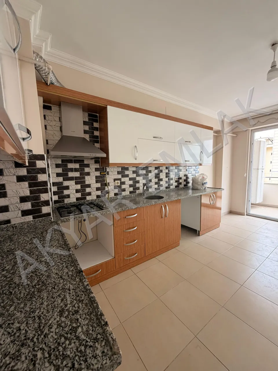 Akyar Emlak'tan Hürriyet Mahallesi'nde ana cadde üzeri 4+1 daire — 3