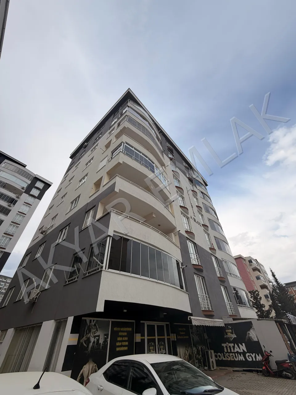 Akyar Emlak'tan Hürriyet Mahallesi'nde ana cadde üzeri 4+1 daire — 2