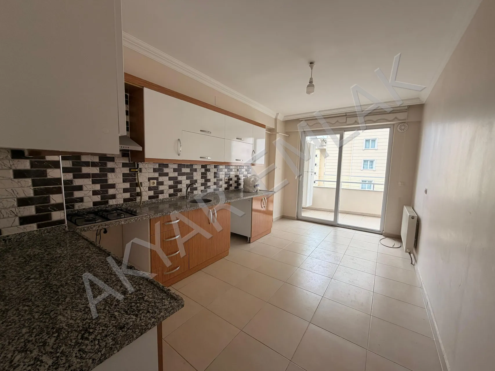 Akyar Emlak'tan Hürriyet Mahallesi'nde ana cadde üzeri 4+1 daire — 4