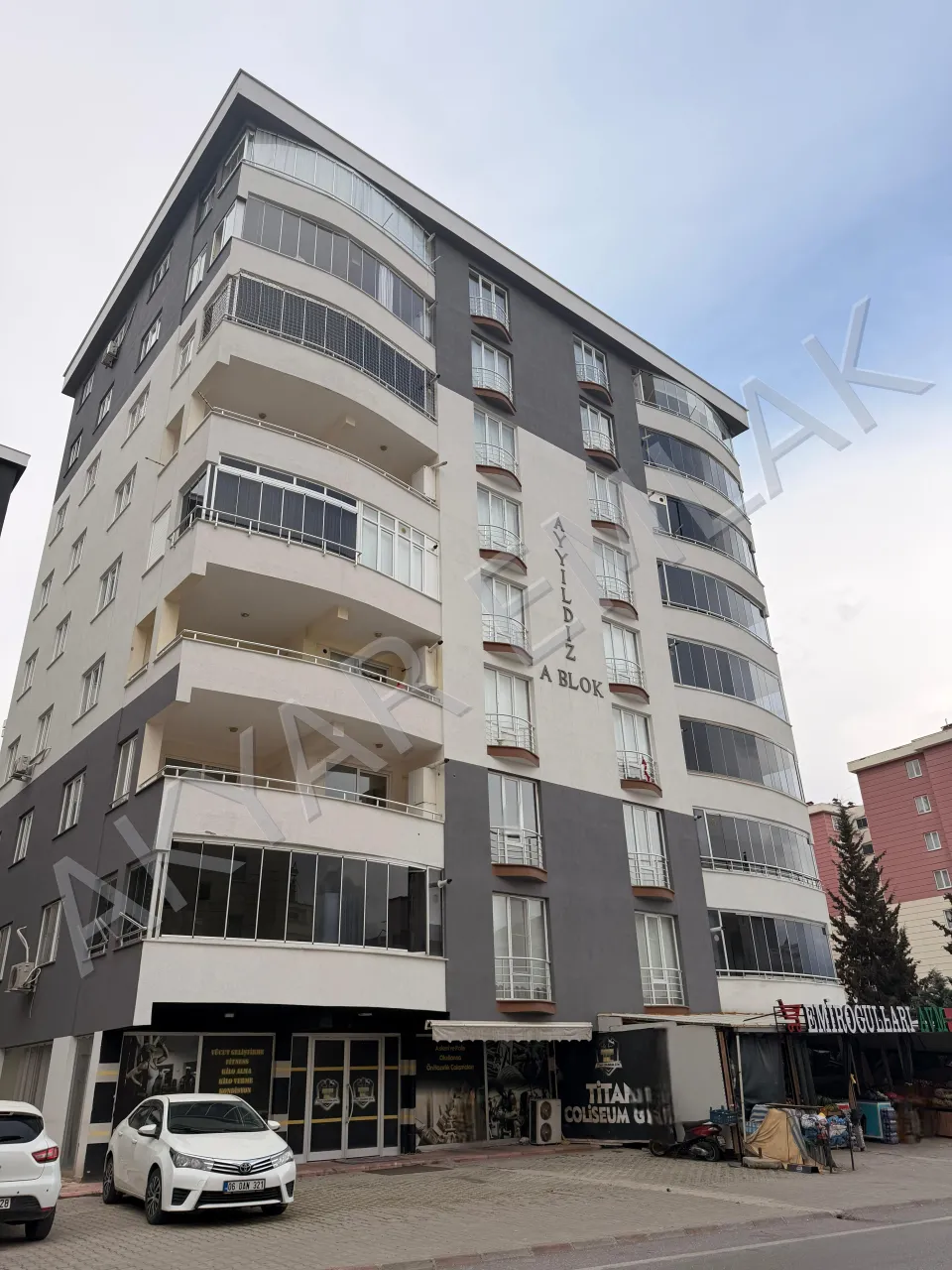 Akyar Emlak'tan Hürriyet Mahallesi'nde ana cadde üzeri 4+1 daire — 1