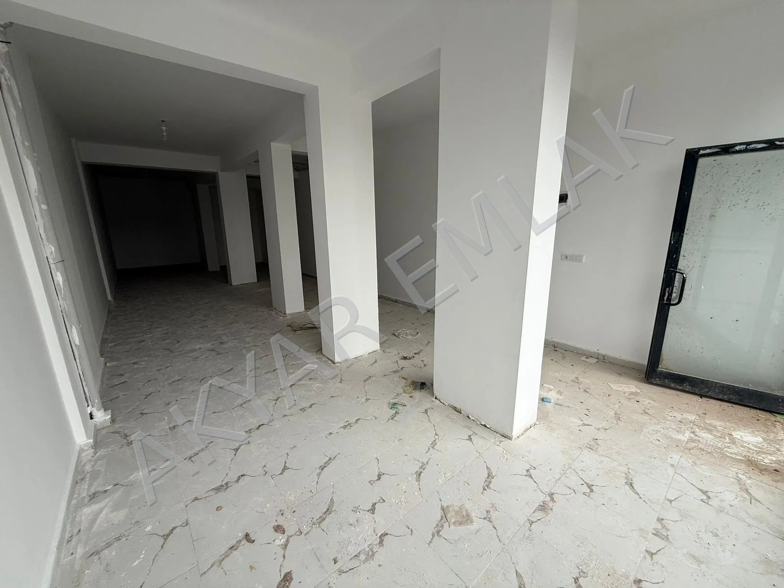 AKYAR EMLAK DOĞUKENT ANA YOL ARKASI 100 M2 DÜKKAN ACİL — 2