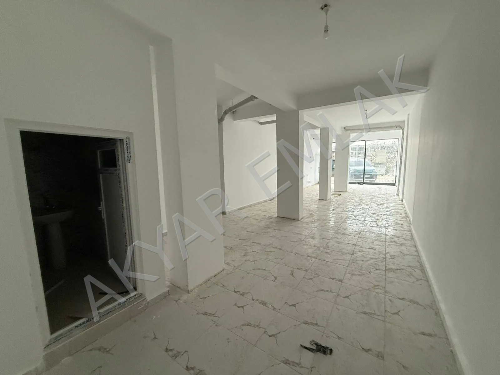 AKYAR EMLAK DOĞUKENT ANA YOL ARKASI 100 M2 DÜKKAN ACİL — 1