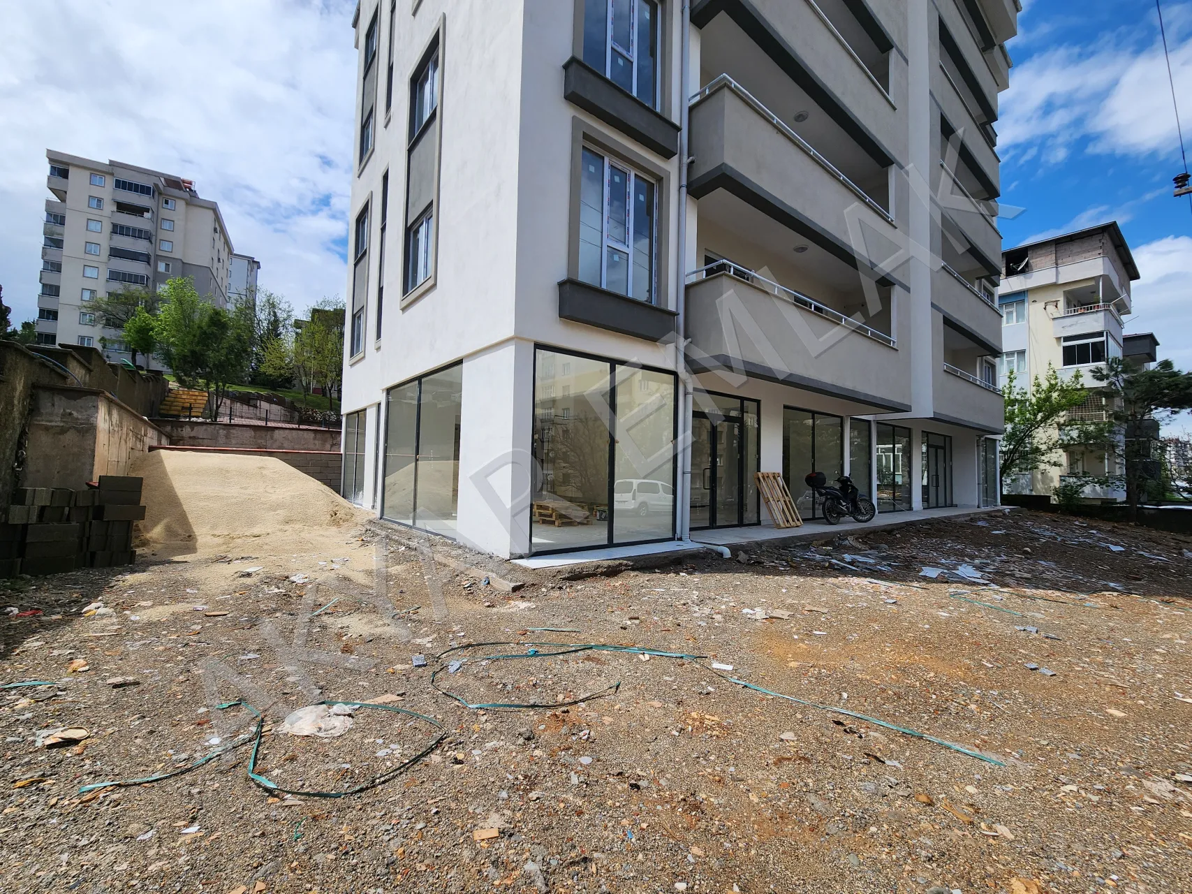 AKYAR EMLAK ABDULHAMİTHAN MAH. SOSYETE PAZAR YAKINI DÜKKAN — 2