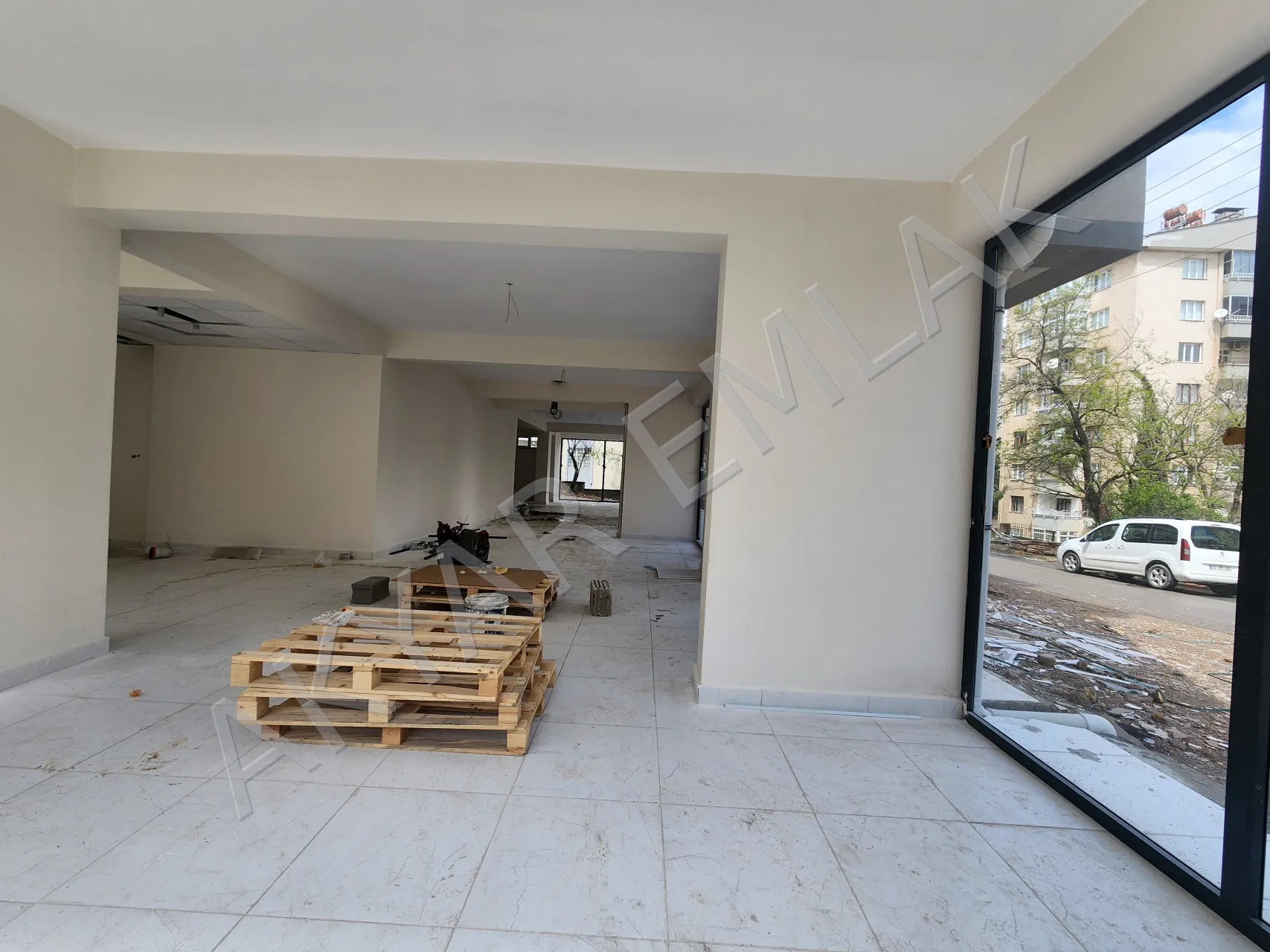 AKYAR EMLAK ABDULHAMİTHAN MAH. SOSYETE PAZAR YAKINI DÜKKAN — 4