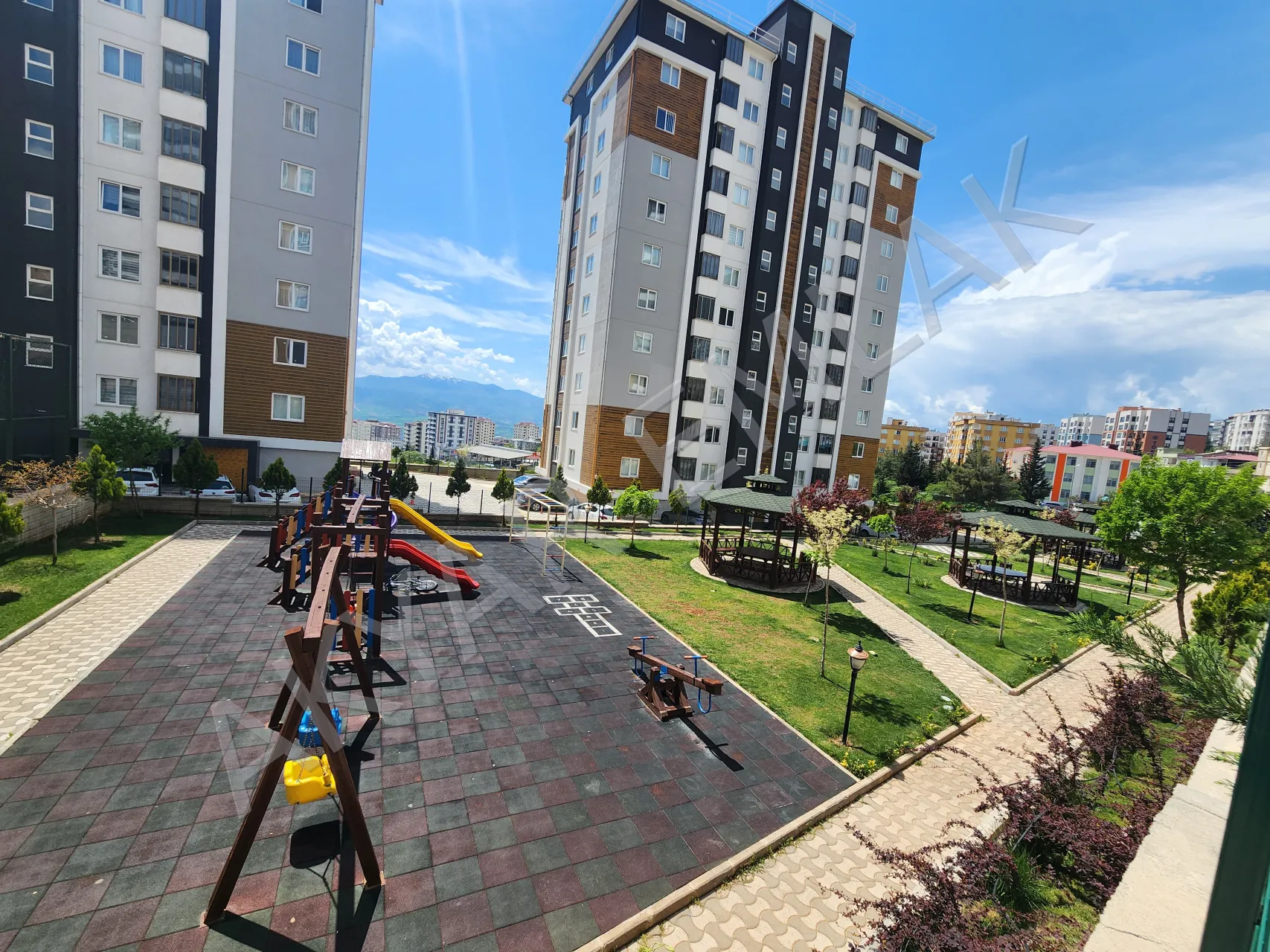 AKYAR EMLAK Binevler'de 5+1 Lüks Daire, Site İçi Geniş Metrekare — 33