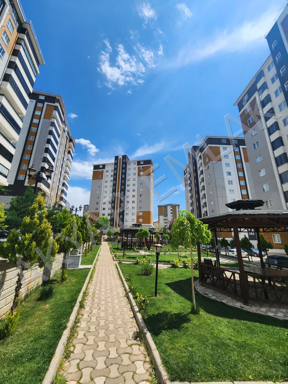 AKYAR EMLAK Binevler'de 5+1 Lüks Daire, Site İçi Geniş Metrekare — 1