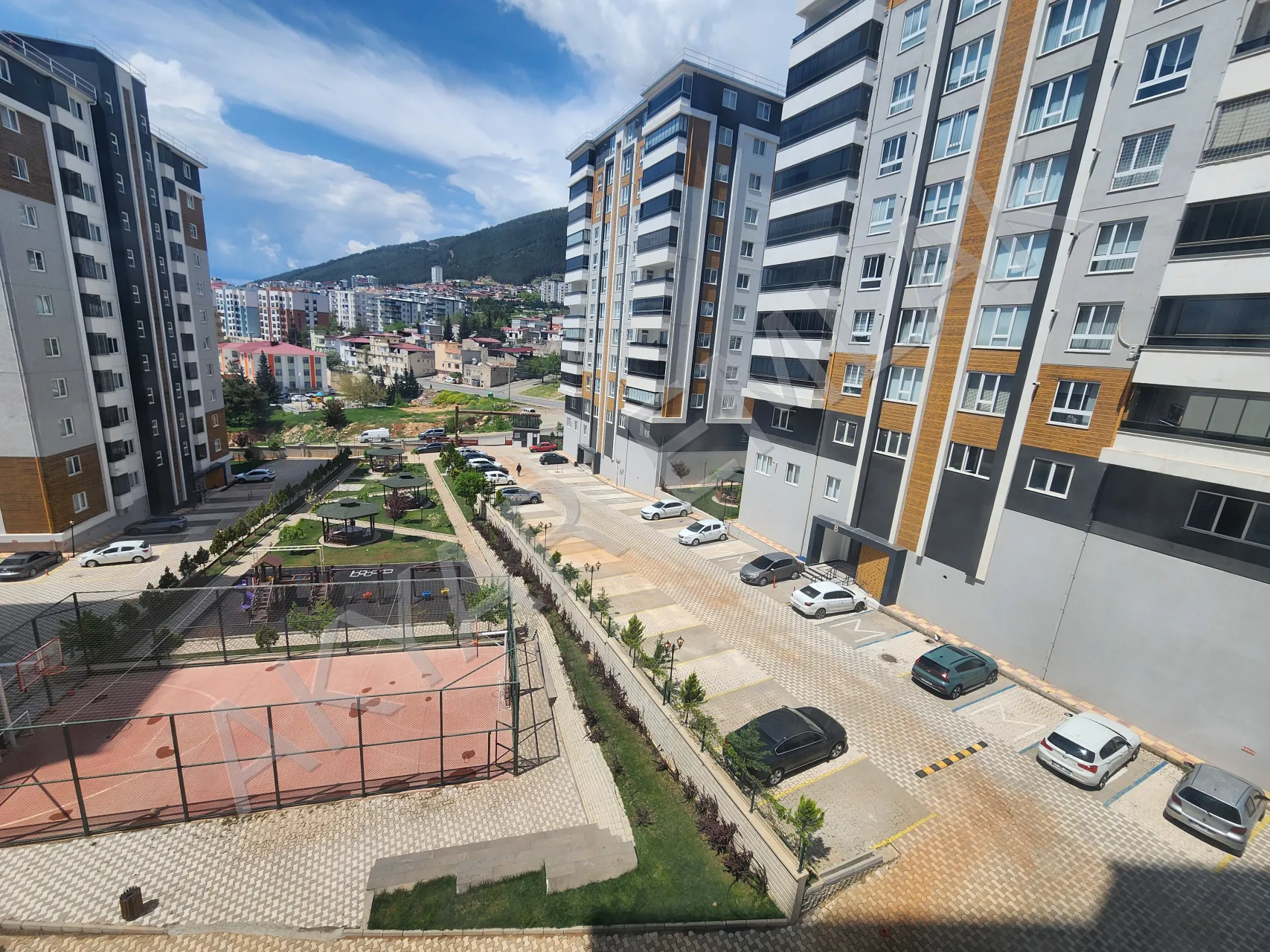 AKYAR EMLAK Binevler'de 5+1 Lüks Daire, Site İçi Geniş Metrekare — 35