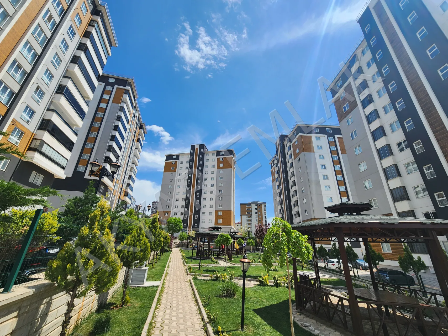 AKYAR EMLAK Binevler'de 5+1 Lüks Daire, Site İçi Geniş Metrekare — 2